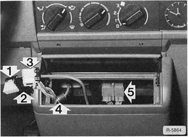 Renault Clio Reparaturanleitung. Radio aus- und einbauen 