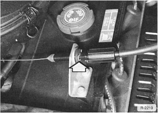 Renault Clio Reparaturanleitung. Gaszug einstellen