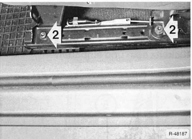 Renault Clio Reparaturanleitung. Vordersitz aus-und einbauen