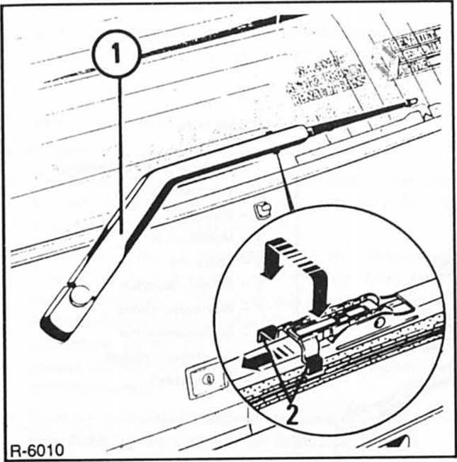 Renault Clio Reparaturanleitung. Heckwischerblatt ersetzen
