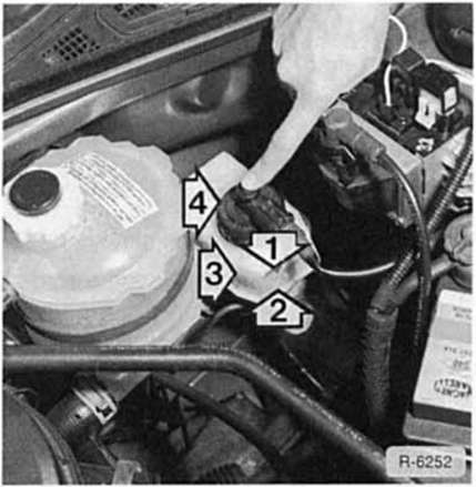 Renault Clio Reparaturanleitung. Bremsflüssigkeitsstand/warnleuchte prüfen